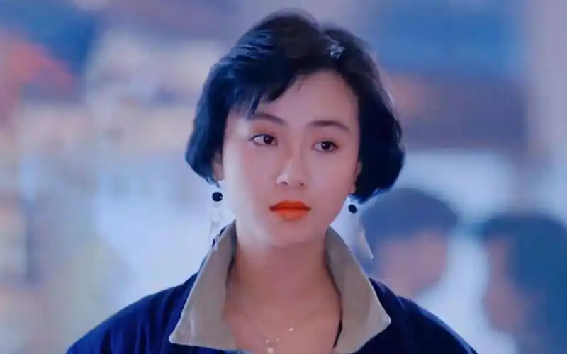 23岁的袁洁莹有多美?一首《我是不是该安静的走开》,勾起回忆