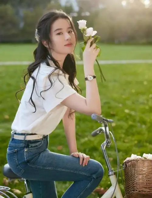 神仙姐姐刘亦菲新年大片曝光穿搭白色t恤配牛仔裤清新优雅美照