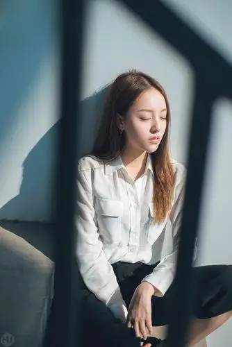 长发白衬衣女孩气质写真优雅尽显