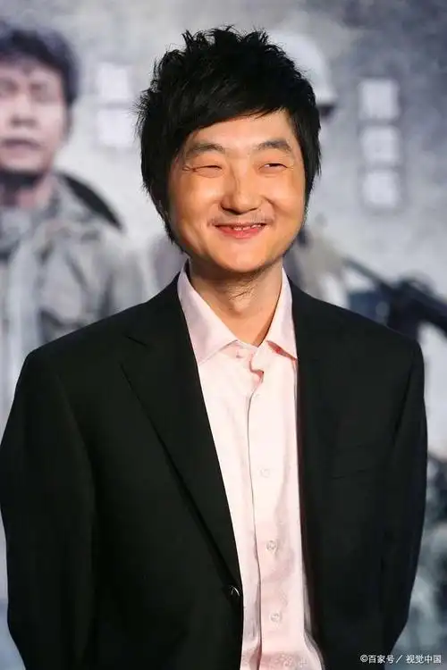 王大治带妻子现身平价菜馆 发型凌乱颇显沧桑