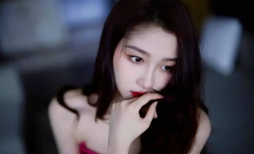 关晓彤和玫红的长吊带裙真好看,慵懒的卷发华丽丽,好迷人_漂亮_玫瑰