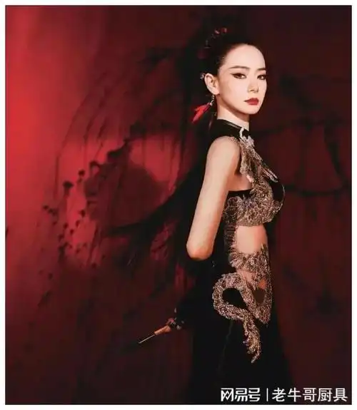 戚薇飒爽侠女执箭气场全开,穿镂空旗袍魅惑满满,网友:又美又飒