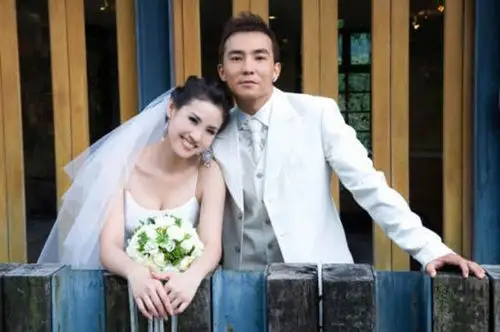 刘畊宏王婉霏结婚照让人耳目一新 半裸上身尺度大开