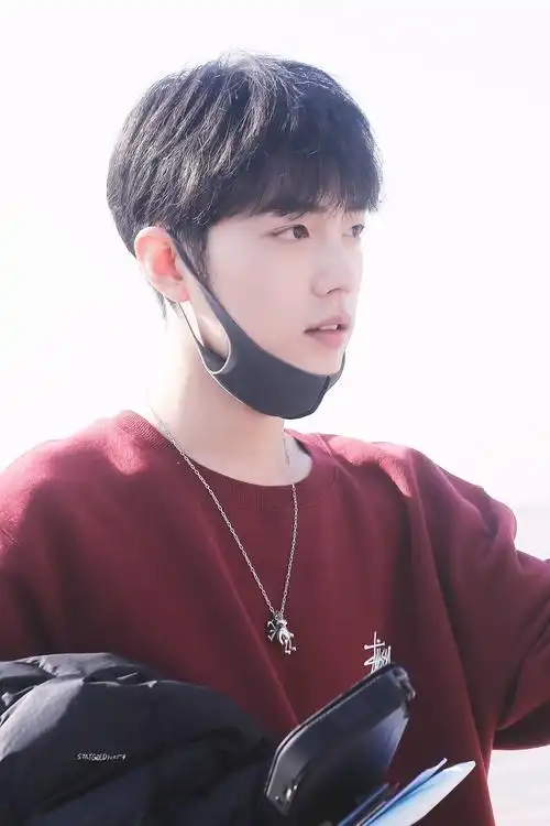 肖战有哪些好看的高清无水印图片(可以当壁纸的那种)?