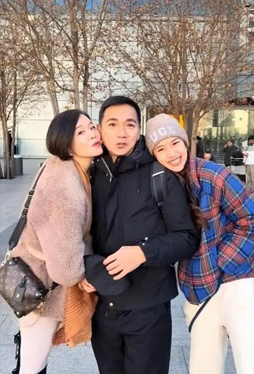 59岁的骆达华与卢燕结婚多年,育有一位22岁的女儿骆欣言.