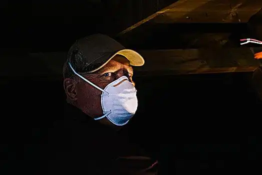 男人,防尘口罩,侧视,暗色,阁楼,头像