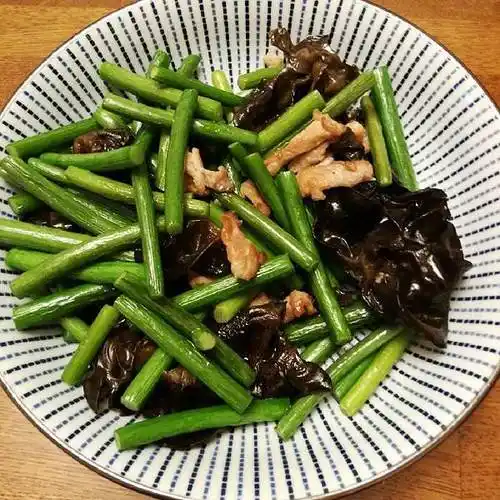 p>蒜苔炒木耳,是一道家常菜,制作原料主要有蒜苔,木耳,烧肉块儿. /p>