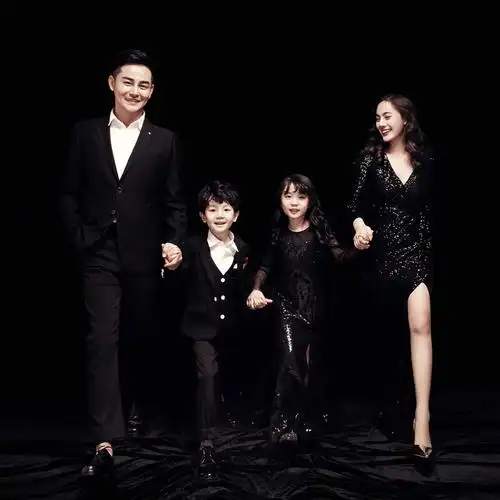 新款一家四口亲子装拍照影楼照相摄影拍照服装黑色礼服亲子照相服