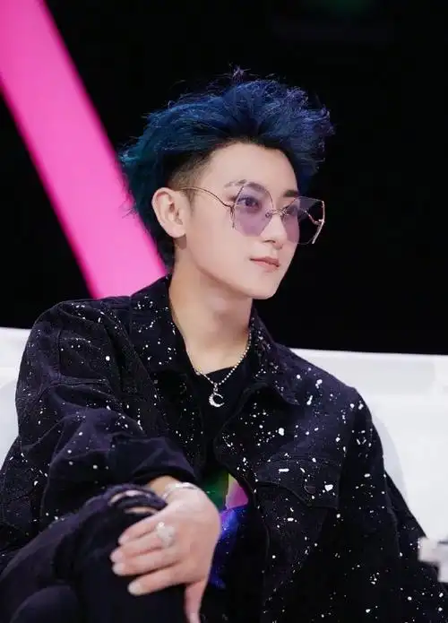 星空蓝发##创造营2020#黄子韬创造营造型一身黑色穿搭,还有蓝色头发