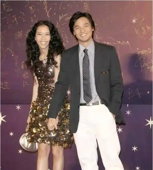 而舒淇,则跟黎明谈过七年,22岁到29岁,算是最好的青春时光,但也还是没