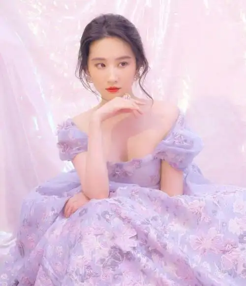 如何评价刘亦菲 2020 微博之夜的造型和搭配?