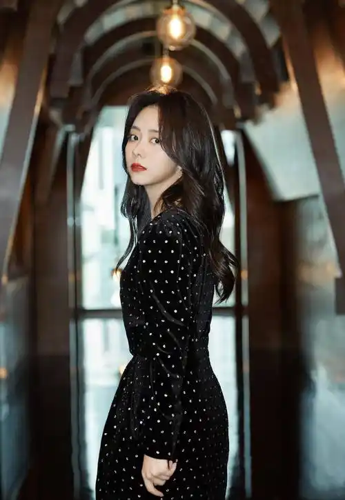 谭松韵出席活动,一袭复古黑色丝绒裙 马丁靴,元气又少女_造型_的设计