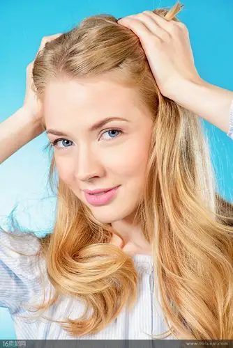 外国美女手捋头发高清摄影图片