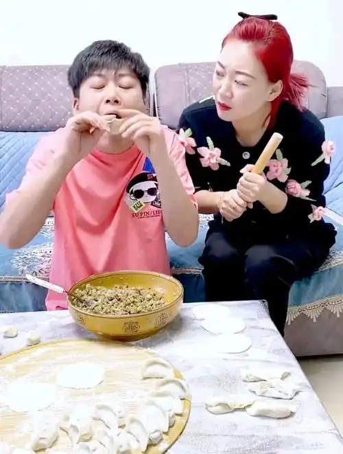 搞笑日常,找到一种快速包饺子的方法-度小视