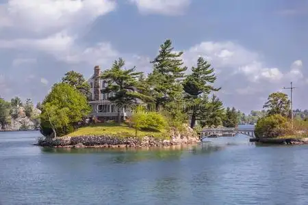 湖中有小房子的小岛美景照片