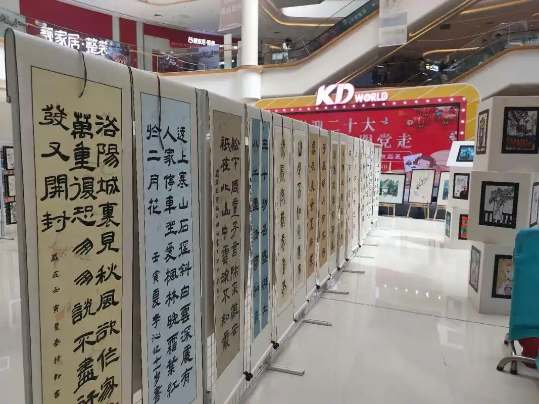 客世界举行画展活动.