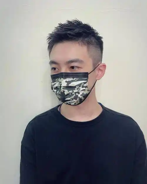 男生剪腻了短发不如试试锡纸烫发型