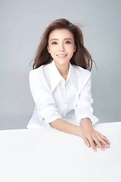 朱迅主持央视清明特别节目深情忆父亲爸爸的好品德永远让我前进