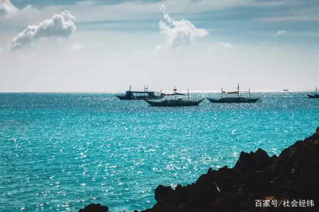 台湾20岁女游客在长滩岛游玩被罚款 警方:她就穿了一根绳子!