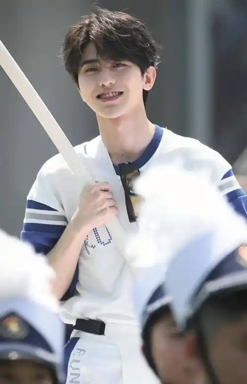 原创蔡徐坤跑男路透生图曝光化身旗手被赞可爱引得现场男粉尖叫