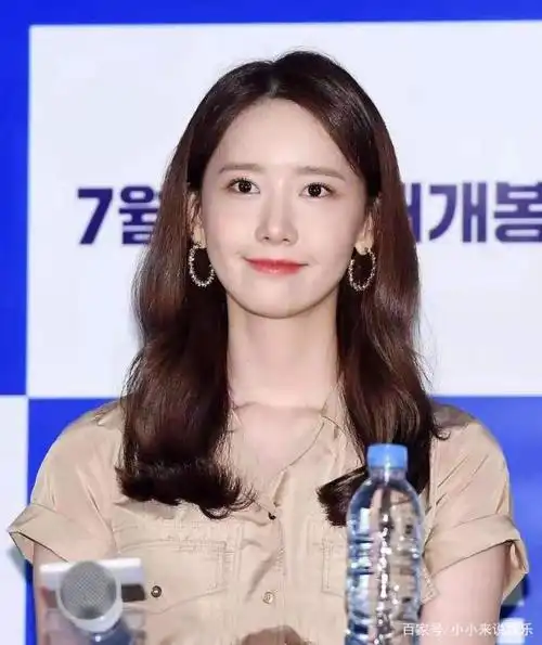 林允儿出席活动美貌依旧,竟被背景图抢镜,网友:美丽没有尽头