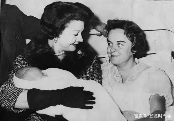 费雯丽女儿气质像保姆,茜茜公主女儿长成方脸,她们的后代全长残