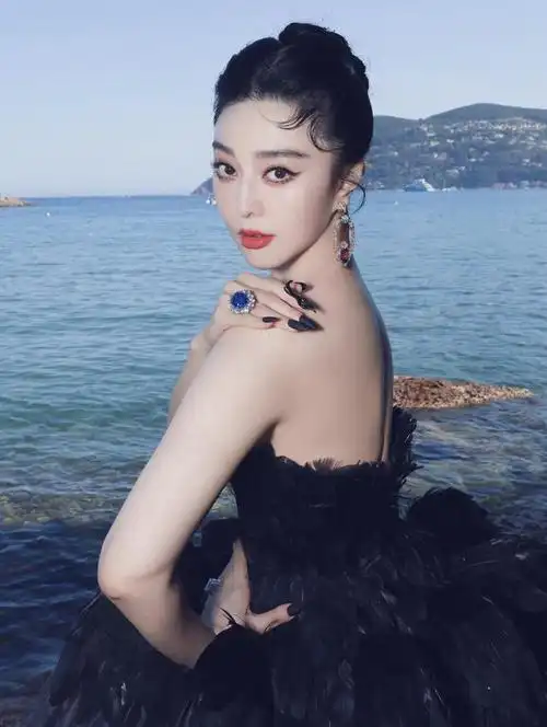 范冰冰戛纳造型美如天鹅