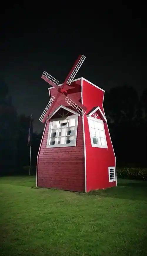 草坪上的风车小屋