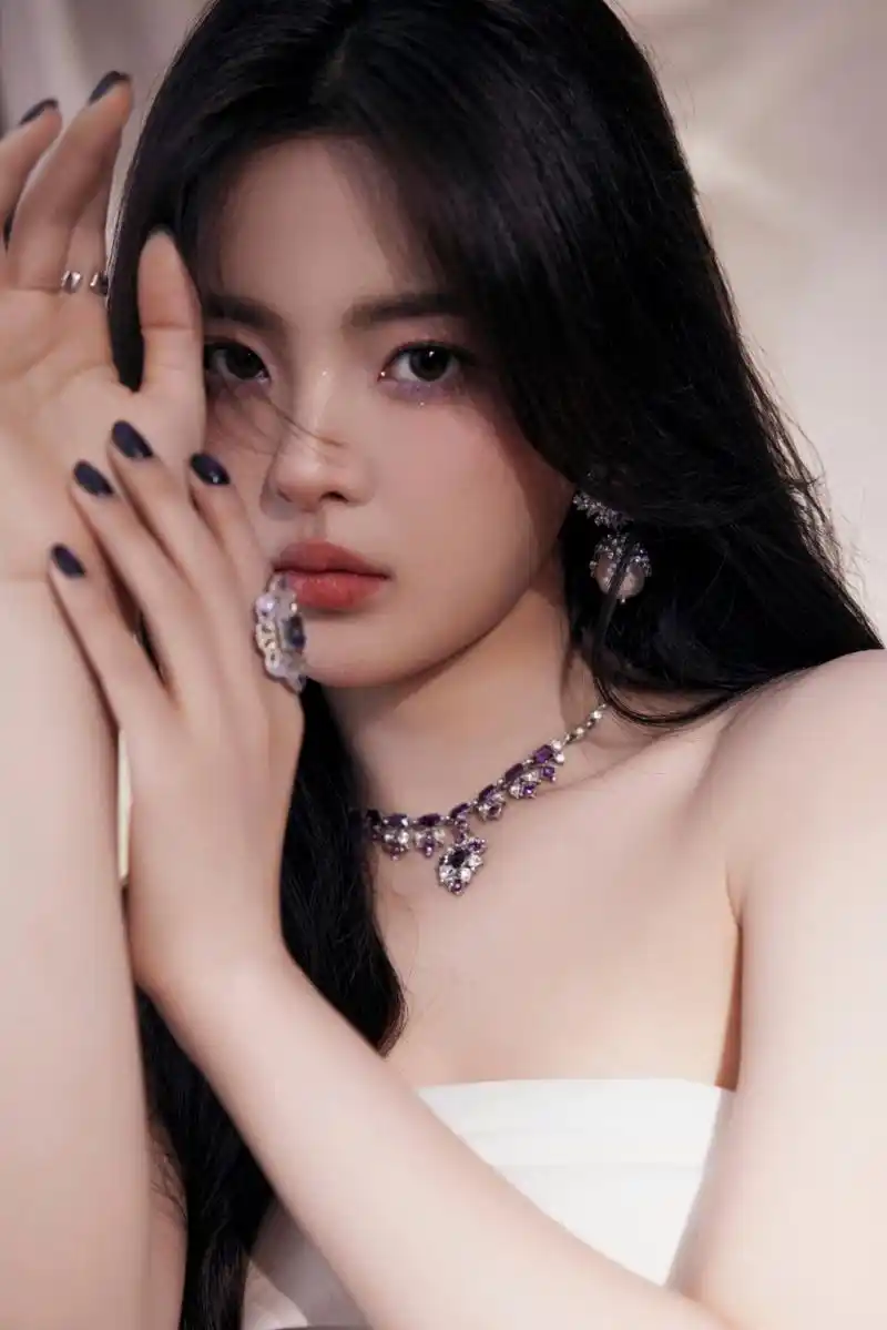 杨超越穿白色裙子,好仙也好温柔.