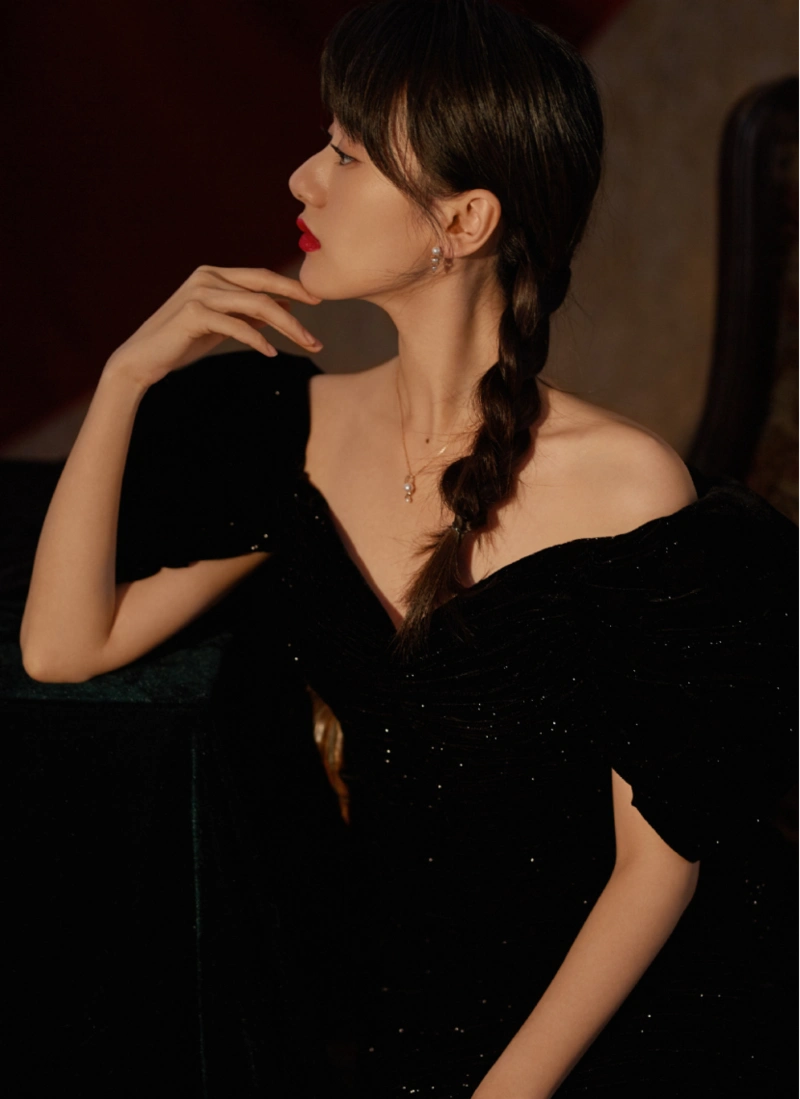 袁冰妍优雅裙装的款式选择真是用心,小落肩款气质,吊带款秀身材