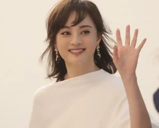 原创深圳这一夜被膀大腰圆的孙俪惊艳不穿暴露礼服却惊艳四座