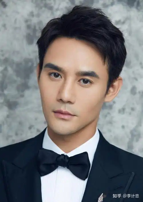 行事光明正大,结合颧骨微耸且有肉包裹,性格爽朗,是个有责任心的好