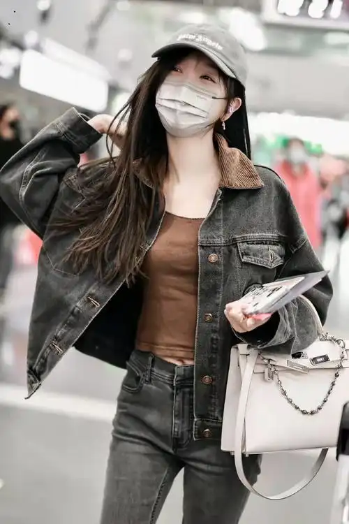 吴宣仪穿灰黑色牛仔外套配开叉牛仔裤精致休闲盐系满满