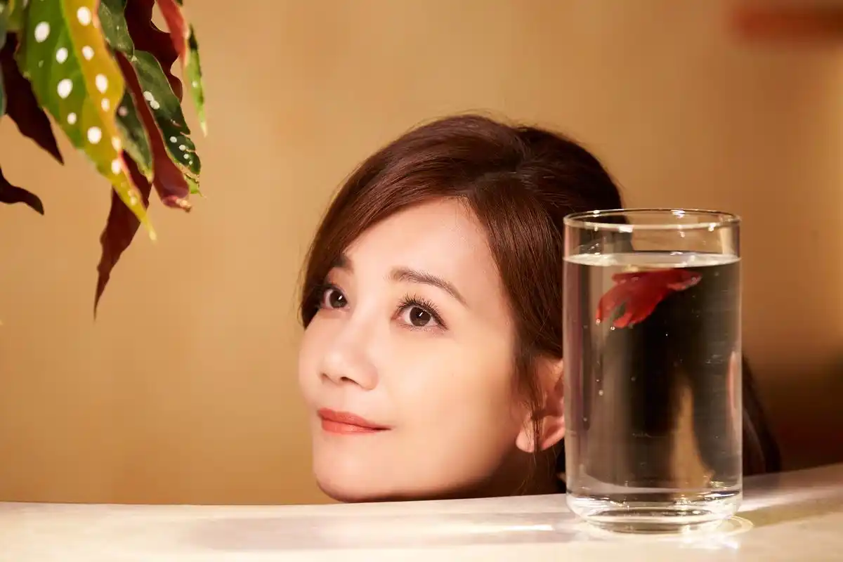 梁静茹mv回忆初恋酸甜少女小鱼时竟是榴梿控