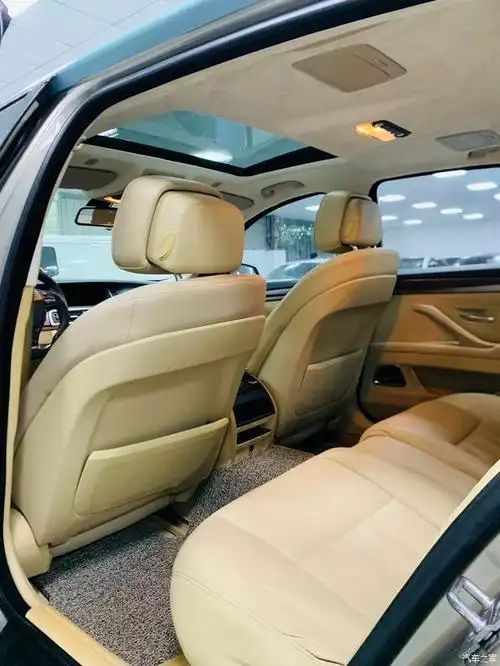 39812年宝马523li领先6缸25排量