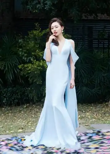 黄梦莹深v蓝色露背鱼尾裙明艳动人娇艳红唇撩人美背好吸睛