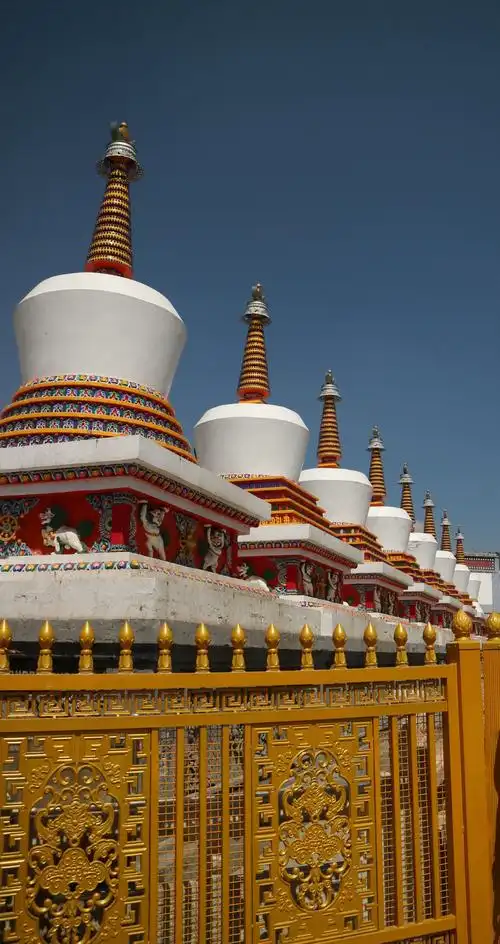 塔尔寺建筑群并不对称,诸多经院,大殿,佛塔散落于小山丘上,历经年代