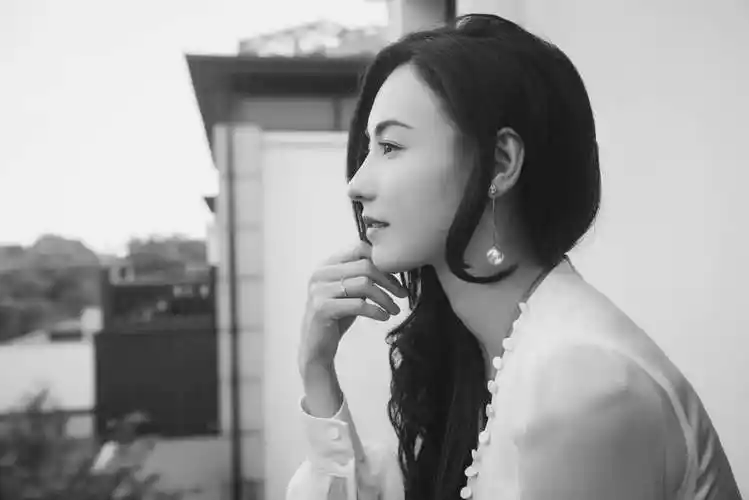 张柏芝黑白大片曝光 精致五官上演侧颜杀