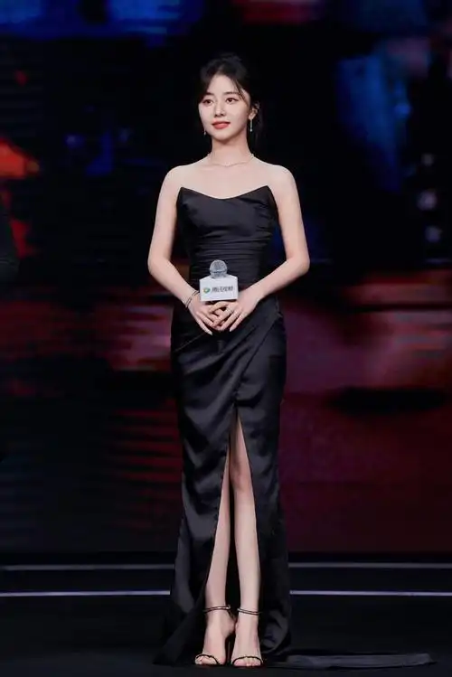 谭松韵 一袭黑色缎面抹胸裙,配上锁骨链,优雅华贵……__财经头条