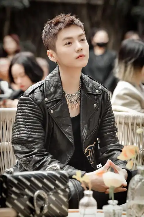 鹿晗超话#gucci品牌代言人鹿晗##鹿晗短发生图#20211103 gucci love