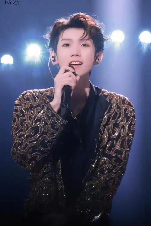 王源超话#王源江苏卫视跨年#231231阳光没有你的笑容灿烂@tfboys-王源