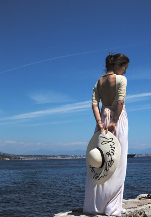 江一燕秀海边背影照,自称背部有肌肉,网友:那是天鹅背!