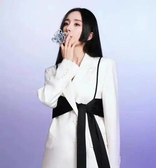 杨幂公主切长直发造型美爆了