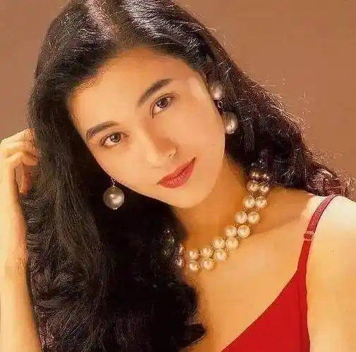 27年前的李嘉欣惊艳时光,穿针织衫长发飘飘,少女感和女人味并存_时尚