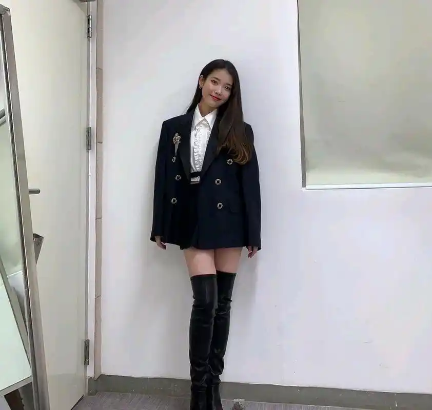 李知恩造型,深色西装外套搭配黑色长靴,俏皮活力
