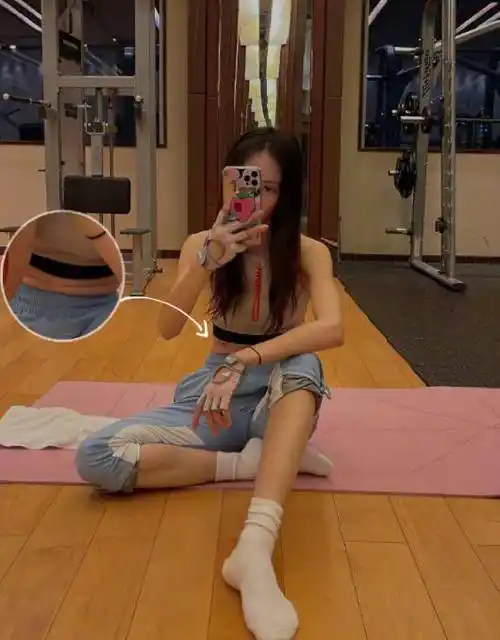 31岁金晨晒无修健身照,肚子冒一层又层"游泳圈"_网友_普通人_女明星