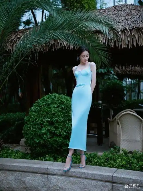 迪丽热巴穿蓝色长裙大秀事业线!高挑身材太性感撩人