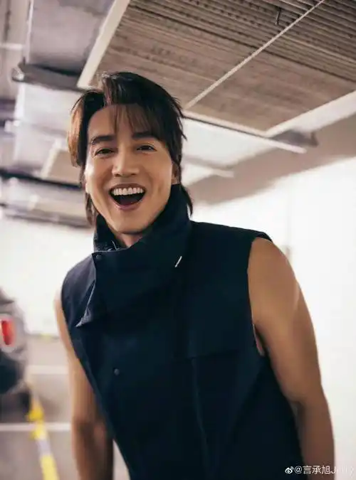 言承旭晒营业照,46岁身材在线不油腻,新剧表现惊艳_自然_观众_座位