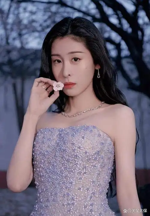 张碧晨是中国内地的知名女歌手,曾参加过《中国好声音》第三季,以独特