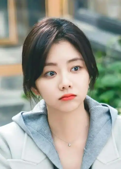 女儿上小学时意识到晶晶这个名字太普通了,于是决定给她改名为谭松韵